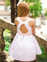 Abito smanicato La Vie En Rose Abito senza maniche con scollo tondo, cintura in tessuto con fiocco applicato. Dettaglio spalline incrociate dietro con fiocco in evidenza e allacciatura con zip nascosta.