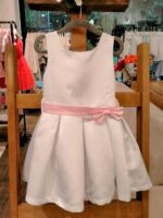 Abito smanicato La Vie En Rose Abito senza maniche con scollo tondo, cintura in tessuto con fiocco applicato. Dettaglio spalline incrociate dietro con fiocco in evidenza e allacciatura con zip nascosta.