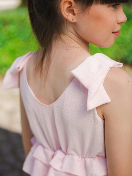 Abito smanicato La Vie En Rose Abito senza maniche con scollo a V e fiocchetti applicati sulle spalline. Cintura con volant ed elastico in vita.