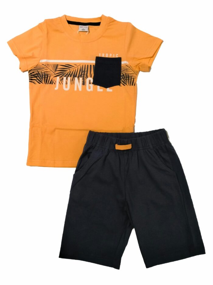 Completo due pezzi Completo in cotone composto da: T.shirt stampata a maniche corte con taschino + Bermuda in felpa con cintura elastica e taschine.