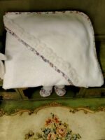 Asciugamano spugna Pompon Quadrato spugna – 100% cotone – profilato in tessuto e cappuccio con balza in pizzo. Made in Italy Nascita Lei Lista Nascita Corredino