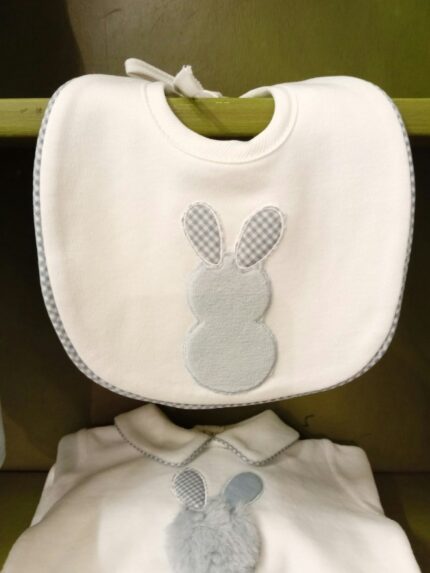 Bavetta neonato Coniglietto Bavetta neonato in interlock – 100% cotone – con decoro coniglietto e profilo check. Corredino Lista Nascita