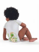 Body 0-36m Bio 4 Stagioni Dinosauro Baby Un body unico che ti permette di fare bene all'ambiente e al tuo portafoglio perché veste il tuo bimbo dalla nascita fino ai 3 anni. I body J BIMBI in cotone biologico 4 stagioni sono perfetti per tutto l'anno: grazie alla loro eccezionale traspirabilità restano caldi in inverno e asciutti in estate e la mezza manica è l'ideale sia sotto ai vestiti che da sola. I body J BIMBI sono in cotone biologico, realizzati senza l'utilizzo di trattamenti chimici che potrebbero irritare la pelle delicata del neonato e permettono quindi di proteggerla da irritazioni e arrossamenti. Essenziali Nascita