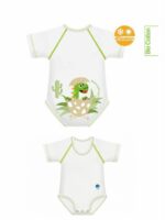 Body 0-36m Bio 4 Stagioni Dinosauro Baby Un body unico che ti permette di fare bene all'ambiente e al tuo portafoglio perché veste il tuo bimbo dalla nascita fino ai 3 anni. I body J BIMBI in cotone biologico 4 stagioni sono perfetti per tutto l'anno: grazie alla loro eccezionale traspirabilità restano caldi in inverno e asciutti in estate e la mezza manica è l'ideale sia sotto ai vestiti che da sola. I body J BIMBI sono in cotone biologico, realizzati senza l'utilizzo di trattamenti chimici che potrebbero irritare la pelle delicata del neonato e permettono quindi di proteggerla da irritazioni e arrossamenti. Essenziali Nascita