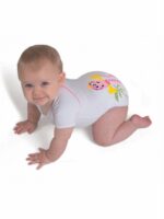 Body 0-36m Bio 4 Stagioni Dinosauro Rosa Un body unico che ti permette di fare bene all'ambiente e al tuo portafoglio perché veste il tuo bimbo dalla nascita fino ai 3 anni. I body J BIMBI in cotone biologico 4 stagioni sono perfetti per tutto l'anno: grazie alla loro eccezionale traspirabilità restano caldi in inverno e asciutti in estate e la mezza manica è l'ideale sia sotto ai vestiti che da sola. I body J BIMBI sono in cotone biologico, realizzati senza l'utilizzo di trattamenti chimici che potrebbero irritare la pelle delicata del neonato e permettono quindi di proteggerla da irritazioni e arrossamenti. Essenziali Nascita