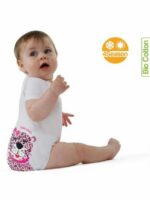 Body 0-36m Bio 4 Stagioni Jungle Leopardo Un body unico che ti permette di fare bene all'ambiente e al tuo portafoglio perché veste il tuo bimbo dalla nascita fino ai 3 anni. I body J BIMBI in cotone biologico 4 stagioni sono perfetti per tutto l'anno: grazie alla loro eccezionale traspirabilità restano caldi in inverno e asciutti in estate e la mezza manica è l'ideale sia sotto ai vestiti che da sola. I body J BIMBI sono in cotone biologico, realizzati senza l'utilizzo di trattamenti chimici che potrebbero irritare la pelle delicata del neonato e permettono quindi di proteggerla da irritazioni e arrossamenti. Essenziali Nascita