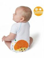 Body 0-36m Bio 4 Stagioni Riccio Un body unico che ti permette di fare bene all'ambiente e al tuo portafoglio perché veste il tuo bimbo dalla nascita fino ai 3 anni. I body J BIMBI in cotone biologico 4 stagioni sono perfetti per tutto l'anno: grazie alla loro eccezionale traspirabilità restano caldi in inverno e asciutti in estate e la mezza manica è l'ideale sia sotto ai vestiti che da sola. I body J BIMBI sono in cotone biologico, realizzati senza l'utilizzo di trattamenti chimici che potrebbero irritare la pelle delicata del neonato e permettono quindi di proteggerla da irritazioni e arrossamenti. Essenziali Nascita