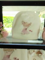 Cappellino neonata Bambolina Grazioso cappellino per neonata in ciniglia con delicata stampa "bambolina". Made in Italy Nascita Lei Lista Nascita Corredino