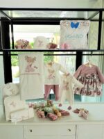 Cappellino neonata Bambolina Grazioso cappellino per neonata in ciniglia con delicata stampa "bambolina". Made in Italy Nascita Lei Lista Nascita Corredino