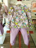 Felpa girocollo unicorno Felpa girocollo - 100% cotone - con maniche a sbuffo e stampa fantasia unicorno all over. Made in Italy