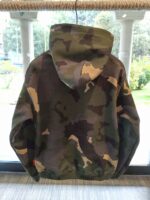 Felpa con cappuccio Felpa girocollo 100% cotone con cappuccio, stampa camouflage all over, polsi elasticizzati, tasca a marsupio sul davanti, interno felpato, patch logo applicata sul davanti.Made in Italy