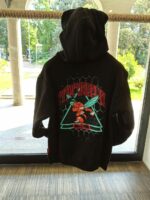 Felpa con cappuccio Felpa zippata con cappuccio, polsi elasticizzati, due tasche sul davanti, interno felpato, scritta logo stampata sul davanti, disegno e scritta logo stampati sul retro, etichetta con scritta logo cucita sul fianco. Made in Italy