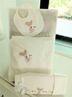 Lenzuolino culla Bambolina Set lenzuolino culla 3 pezzi – 100% popeline di cotone – con graziosa stampa "bambolina". Made in Italy Nascita Lei Lista Nascita Corredino