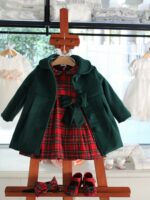 Abito manica corta Abito a mezza manica in tessuto fantasia scozzese, allacciatura posteriore con zip nascosta, elegante spilla/fiocco in velluto, fodera 100% cotone con vaporosa sottogonna. Made in Italy Natale Lei 2023