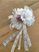 Abito Smeraldo Mimilù Abito da cerimonia modello per damigella e prima comunione. L'abito è in organza color latte e presenta scollo quadrato e maniche con rouches in pizzo. L'abito ha cinta in tulle e in pizzo verde menta con spilla removibile. Sulla spilla sono applicati fiori interamente realizzati in tessuto sui toni del panna e glicine e nastrini ecrù e oro. Abito da Cerimonia Ragazza Abito da Cerimonia Bambina Abito Damigella Abito Prima Comunione