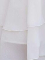 Abito Topazio Mimilù Abito da cerimonia smanicato in misto cotone color latte. Modello smanicato con gonna morbida, cintura in pizzo e tulle con applicazione floreale removibile e maxi fiocco sul retro. Apertura con zip invisibile sul retro. Abito Cresima Abito da Cerimonia Ragazza Abito da Cerimonia Bambina Abito Damigella Abito Prima Comunione