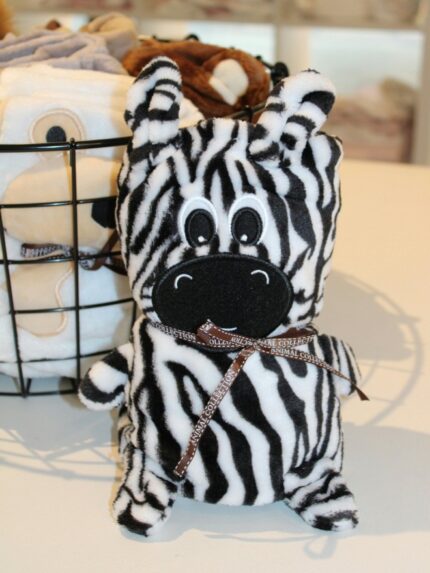 Copertina animaletto peluche Zebra Coperta animaletto in morbido peluche con chiusura bottone. Misura aperta: cm 60×90 Doudou Idea Regalo