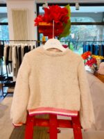 Maglia bimba Maglia girocollo in morbidissimo filato peloso, apertura dietro con bottoncini, polsi e fondo elasticizzati a contrasto. Made in Italy
