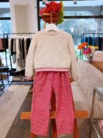 Maglia bimba Maglia girocollo in morbidissimo filato peloso, apertura dietro con bottoncini, polsi e fondo elasticizzati a contrasto. Made in Italy