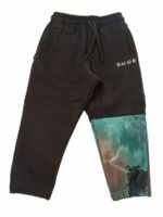 Pantaloni felpa Pantalone jogger in felpa - 100% cotone - cinta elasticizzata con coulisse, tasche laterali, fondo elasticizzato, stampa "fantasia camouflage posizionata sulla gamba sinistra. Tessuto felpato, vestibilità regolare. Made in Italy.