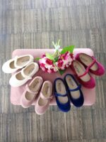 Ballerina velluto Ballerina in velluto glitter con cinturino in velcro. Suola in gomma in tinta.