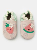 Scarpine Fruit s Party Le scarpine Robeez sono in morbida pelle e con la suola morbida permettono alla tua bimba di muoversi al meglio sia gattonando che facendo i primi passi. Il modello Fruit's Party ha la tomaia in pelle conciata al vegetale rosa chiaro e verde chiaro e fodera in pelle conciata al vegetale al 70% e tessuto al 30%. Indispensabili a casa o al nido come pantofoline, calzano comodamente senza paura di perderle, sono proprio irresistibili. Idea Regalo