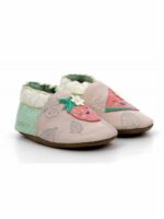 Scarpine Fruit s Party Le scarpine Robeez sono in morbida pelle e con la suola morbida permettono alla tua bimba di muoversi al meglio sia gattonando che facendo i primi passi. Il modello Fruit's Party ha la tomaia in pelle conciata al vegetale rosa chiaro e verde chiaro e fodera in pelle conciata al vegetale al 70% e tessuto al 30%. Indispensabili a casa o al nido come pantofoline, calzano comodamente senza paura di perderle, sono proprio irresistibili. Idea Regalo