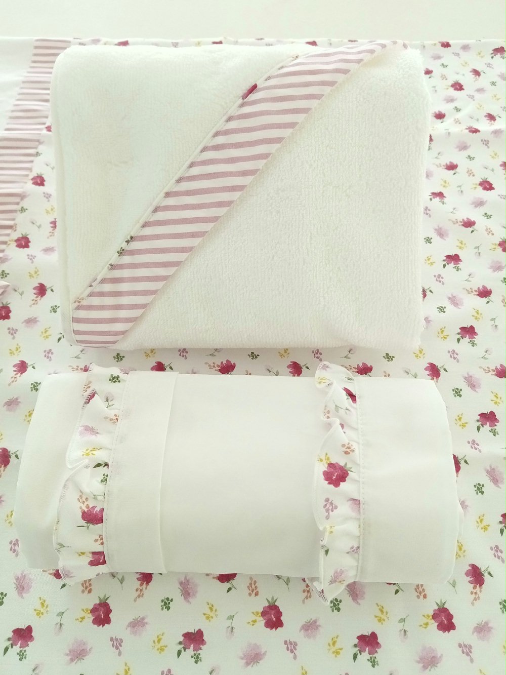 Lenzuolino culla Fiori di Coccole Set Lenzuolino Culla 3 Pezzi - Delicata Eleganza per la Tua Neonata Lista Nascita Idea Regalo Corredino