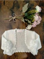 Coprispalle Oro Mimilù Elegante coprispalle in filo - 100% cotone - con applicazione di particolare fiore in maglia a fondo manica, bordo rifinito ad uncinetto.Abbinabile a tutti gli abiti della collezione Mimilù per damigelle e cerimonia. Abito Cresima Abito da Cerimonia Ragazza Abito da Cerimonia Bambina Abito Damigella Abito Prima Comunione