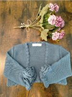 Coprispalle Oro Mimilù Elegante coprispalle in filo - 100% cotone - con applicazione di particolare fiore in maglia a fondo manica, bordo rifinito ad uncinetto.Abbinabile a tutti gli abiti della collezione Mimilù per damigelle e cerimonia. Abito Cresima Abito da Cerimonia Ragazza Abito da Cerimonia Bambina Abito Damigella Abito Prima Comunione