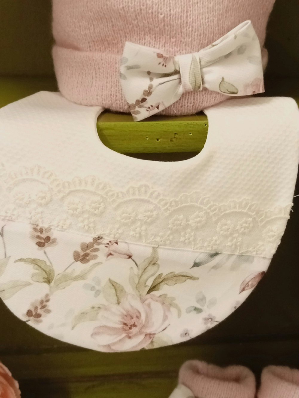 Bavetta neonata Fiori di Seta BA6600 Made in Italy Nascita Lei Nursery Lista Nascita Idea Regalo Corredino 00 Bavetta neonata Fiori di Seta Raffinata bavetta Fiori di Seta in cotone e pizzo per neonata - Stile chic Teto&Tatta Made in Italy Nascita Lei Nursery Lista Nascita Idea Regalo Corredino