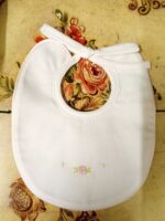 Bavetta neonata Ricami da Sogno Bavetta per neonata in piquet con rosellina ricamata a mano - Teto&Tatta Made in Italy Made in Italy Nascita Lei Nursery Lista Nascita Idea Regalo Corredino