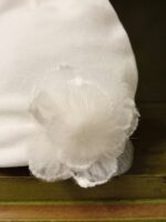 Cappellino neonata Nuvola Cappellino neonata in ciniglia con fiore in tulle e pom pon - Eleganza Made in Italy Made in Italy Nascita Lei Nursery Lista Nascita Idea Regalo Corredino