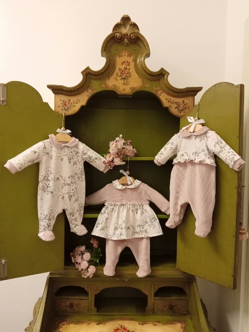 Tutina neonata Fiori di Rugiada Tutina neonata in felpa floreale con colletto in ciniglia - Eleganza Made in Italy Made in Italy Nascita Lei Nursery Lista Nascita Idea Regalo Corredino