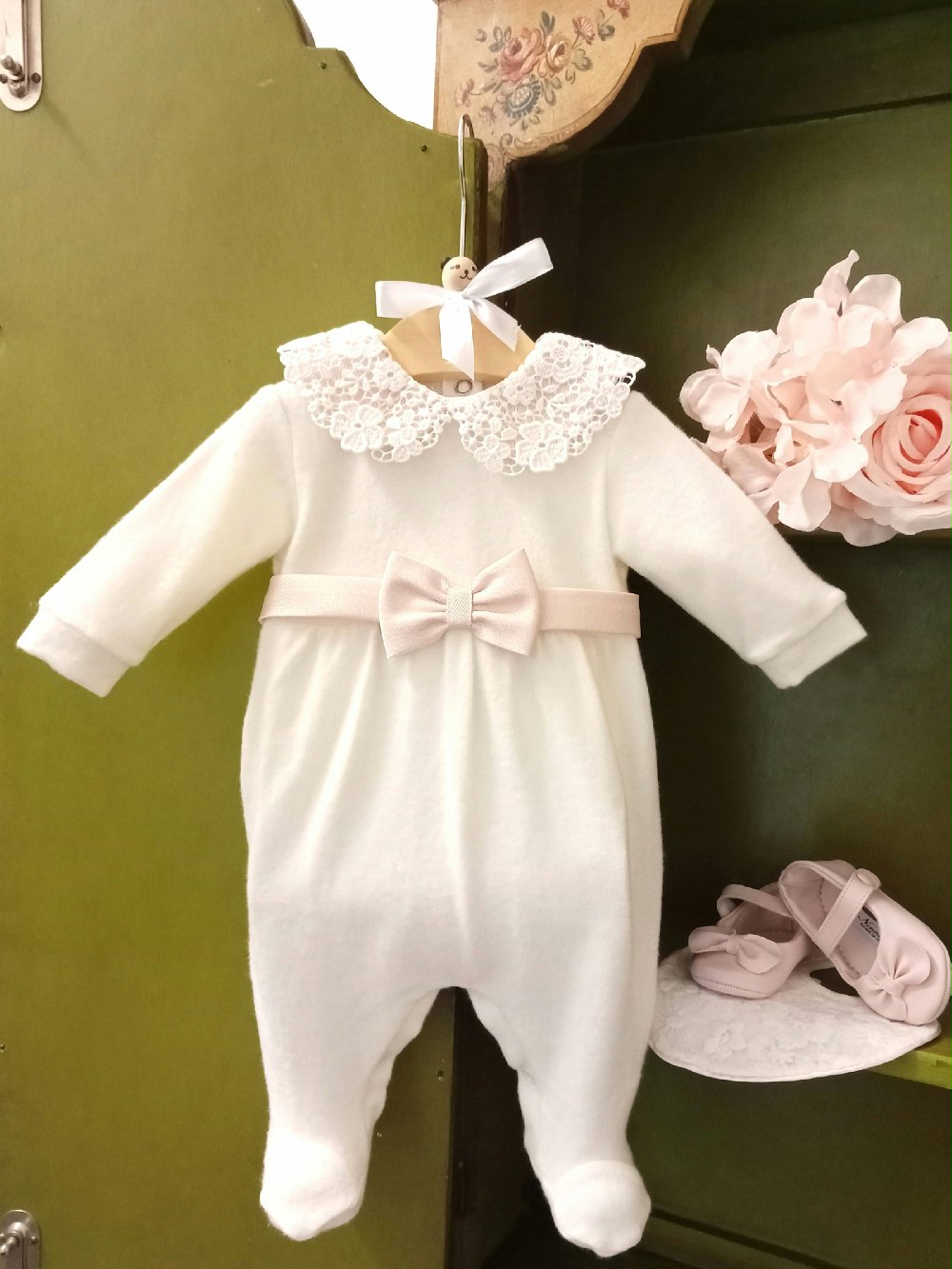 Tutina neonata Merletti di Luna TU6651 Made in Italy Nascita Lei Nursery Lista Nascita Idea Regalo Corredino 00 Tutina neonata Merletti di Luna Tutina per neonata in viscosa con colletto in pizzo e fiocchetto - Teto&Tatta Made in Italy Made in Italy Nascita Lei Nursery Lista Nascita Idea Regalo Corredino