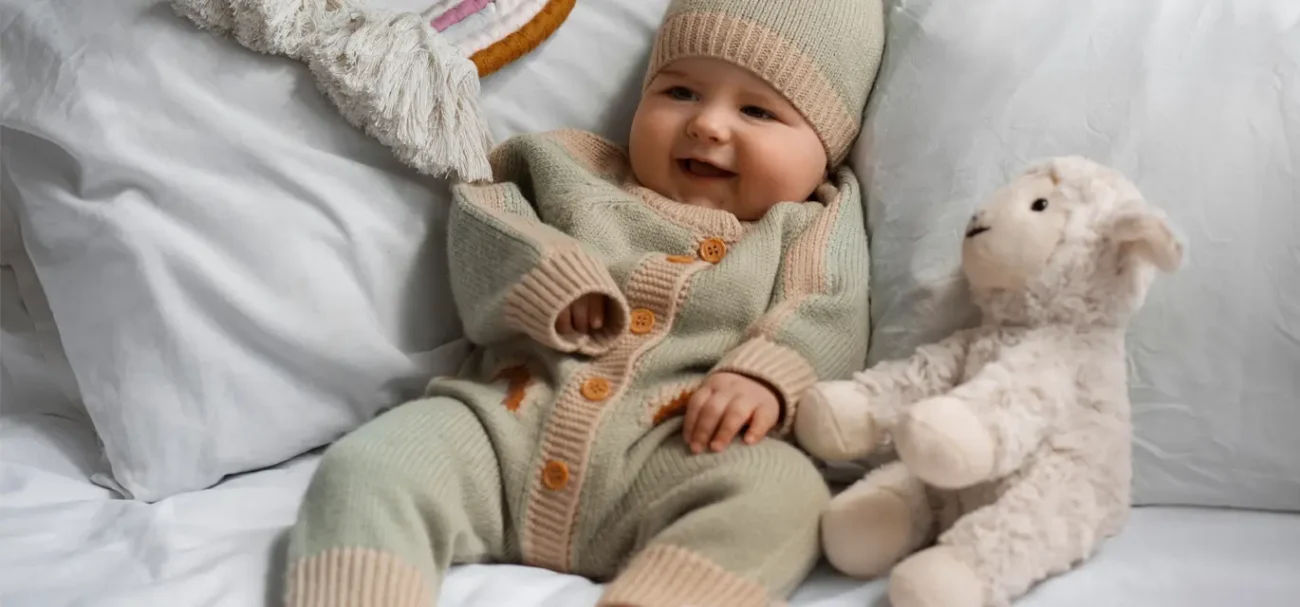 Colori, stampe, accessori e abbinamenti audaci: i trucchi per rendere il layering cool Utilizza colori, stampe, accessori e abbinamenti audaci per rendere il layering la soluzione più alla moda e pratica per il tuo bimbo