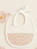 Bavaglino neonata Fiaba Rosa Bavaglino neonata in piquet millerighe con dettaglio macramè - Eleganza e comfort firmati Teto e Tatta Nursery Lista Nascita Idea Regalo Corredino