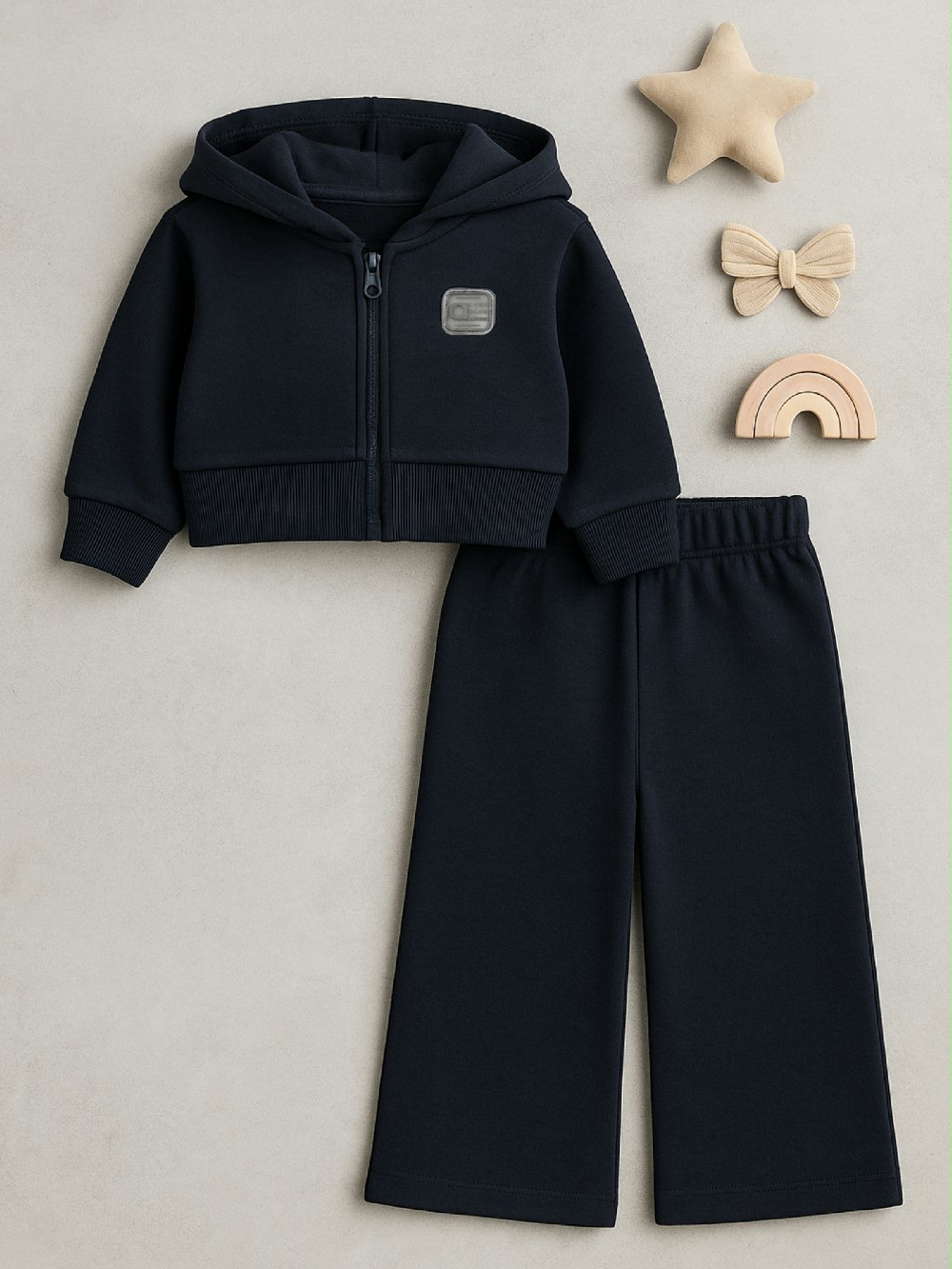 Tuta sportiva bimba BD8304 Back to School 00 Tuta sportiva bimba Tuta sportiva Ativo Kids in felpa stretch per bimba 6-36 mesi, composta da felpa zippata crop con cappuccio e pantaloni dal taglio comodo Back to School