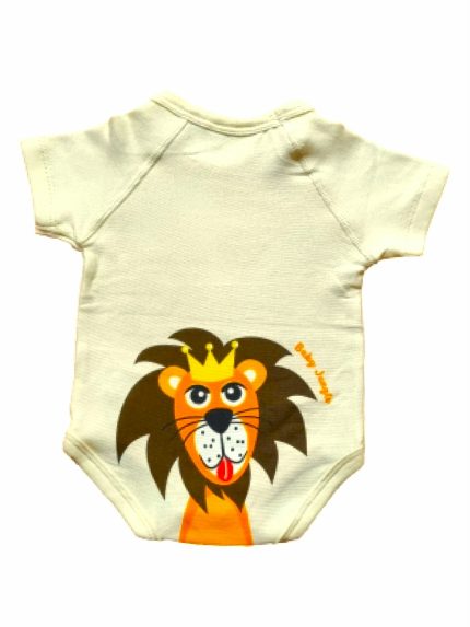 Body 0-36m Bamboo 4 Stagioni Leone Un body unico che ti permette di fare bene all'ambiente e al tuo portafoglio perché veste il tuo bimbo dalla nascita fino ai 3 anni. I body J BIMBI in cotone biologico e bamboo 4 stagioni sono perfetti per tutto l'anno: grazie alla loro eccezionale traspirabilità restano caldi in inverno e asciutti in estate e la mezza manica è l'ideale sia sotto ai vestiti che da sola. I body J BIMBI sono in cotone biologico, realizzati senza l'utilizzo di trattamenti chimici che potrebbero irritare la pelle delicata del neonato e permettono quindi di proteggerla da irritazioni e arrossamenti.