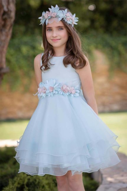Abito Acquamarina Mimilù Abito da cerimonia in organza per damigella e prima comunione. Modello smanicato dal taglio morbido con tripla balza in organza e tulle e cintura a fiori azzurro/rosa, sottogonna in tulle. Abito Cresima Abito da Cerimonia Ragazza Abito da Cerimonia Bambina Abito Damigella Abito Prima Comunione