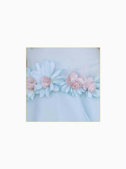 Abito Acquamarina Mimilù Abito da cerimonia in organza per damigella e prima comunione. Modello smanicato dal taglio morbido con tripla balza in organza e tulle e cintura a fiori azzurro/rosa, sottogonna in tulle. Abito Cresima Abito da Cerimonia Ragazza Abito da Cerimonia Bambina Abito Damigella Abito Prima Comunione
