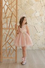 Abito Ametista Mimilù Abito da cerimonia in organza per damigella e prima comunione. Modello smanicato dal taglio morbido con corpetto ricamato e ampia gonna con tripla balza in organza e tulle, cintura fiorata removibile tono su tono, sottogonna in tulle. Abito da Cerimonia Ragazza Abito da Cerimonia Bambina Abito Damigella Abito Prima Comunione