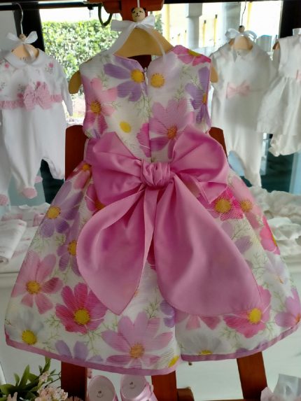 Abito Blossom Spettacolare abito da cerimonia in tessuto fantasia floreale all over, modello smanicato con cintura in tessuto con ampio fiocco sul retro, allacciatura con zip nascosta, voluminosa sottogonna con tulle, scollo - giromanica e fondo profilati in tessuto tinta unita. Made in Italy Ultime Taglie Abito da Cerimonia Bambina Abito da Cerimonia Neonata