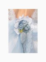 Abito Blue Diamond Mimilù Prezioso abito da cerimonia per damigella e prima comunione. Modello in pizzo bianco con particolare scollo a V sulla schiena e pizzo trasparente, il taglio in vita è arricchito da una cintura in doppio tulle bianco e celeste che termina con un fiocco e un fiore a spilla sulla parte posteriore. Il fiore è realizzato interamente in tessuto. Abito da Cerimonia Ragazza Abito da Cerimonia Bambina Abito Damigella Abito Prima Comunione