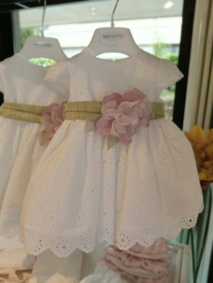 Abito Dolce Estate Teto e Tatta Elegante e romantico abito per neonata di Teto e Tatta in candido sangallo, 100% cotone, modello a manica corta con cintura con fiore applicato. Capo elegante adatto a Battesimo e cerimonie. Abito da Battesimo Lista Nascita Abito da Cerimonia Neonata Corredino