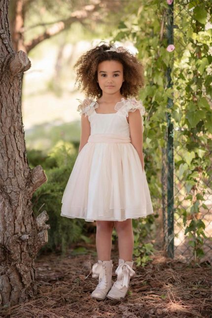 Abito Giada Mimilù Magnifico abito da cerimonia realizzato in pizzo rebrodè e organza.Il modello ha lo scollo quadrato con fiori sulla spalla ed è tagliato in vita con una voluminosa gonna a ruota sostenuta da un sottogonna in tulle. La cintura in vita in organza rosa cipria si chiude dietro in un voluminoso fiocco mettendo in risalto la meravigliosa scollatura a V sulla schiena, il dettaglio focale di questo abito. Il fiore in contrasto rosa antico è una spilla rimovibile ed applicabile anche su altri punti del vestito, come per esempio sulla cintura in vita. Abito da Cerimonia Ragazza Abito da Cerimonia Bambina Abito Damigella Abito Prima Comunione