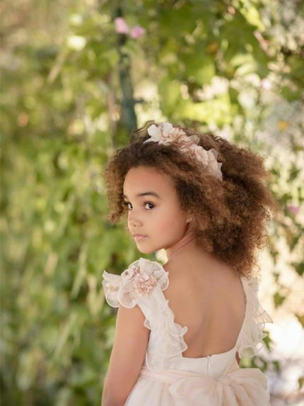 Abito Giada Mimilù Magnifico abito da cerimonia realizzato in pizzo rebrodè e organza.Il modello ha lo scollo quadrato con fiori sulla spalla ed è tagliato in vita con una voluminosa gonna a ruota sostenuta da un sottogonna in tulle. La cintura in vita in organza rosa cipria si chiude dietro in un voluminoso fiocco mettendo in risalto la meravigliosa scollatura a V sulla schiena, il dettaglio focale di questo abito. Il fiore in contrasto rosa antico è una spilla rimovibile ed applicabile anche su altri punti del vestito, come per esempio sulla cintura in vita. Abito da Cerimonia Ragazza Abito da Cerimonia Bambina Abito Damigella Abito Prima Comunione