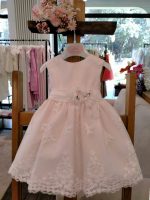 Abito Lillà Mimilù Elegante abito da cerimonia e Battesimo color rosa chiaro, modello senza maniche, corpino in tessuto di cotone doppiato in tulle color latte, ampia gonna in elegante pizzo debrodè con doppia sottogonna in tulle/cotone color rosa chiaro, chiusura con zip invisibile sul retro. Nastro color latte in vita con applicazione floreale removibile nei toni del rosa e glicine, allacciatura con maxi fiocco sul retro. Abito da Battesimo Glam Abito da Cerimonia Neonata