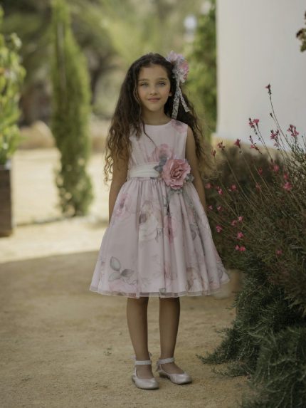 Abito Luna Mimilù Elegante abito in organza e tulle con stampa a fiori all over firmato Mimilù, modello smanicato con scollatura rotonda, apertura posteriore con zip nascosta, voluminosa gonna a pieghe con ampia sottogonna multistrato e rivestimento in tulle, cintura bianca in organza annodabile a fiocco sul retro con ampi lembi e caratterizzata da una raffinata spilla rosa acceso e toni pastello con dettagli in pizzo. Abito da Cerimonia Bambina Glam Abito Damigella