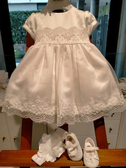 Abito m/corta Aria Abito elegante per neonata in raso e pizzo. Modello con manichine corte, corpino e gonna doppiati in pizzo. Sottogonna 100% cotone. Made in Italy Abito da Battesimo Abito da Cerimonia Neonata